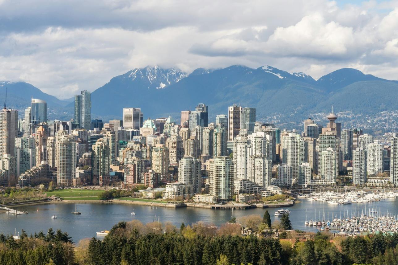 Uma vista de uma cidade com montanhas ao fundo foto &ndash; Imagem gr&aacute;tis sobre Canad&aacute; na Unsplash